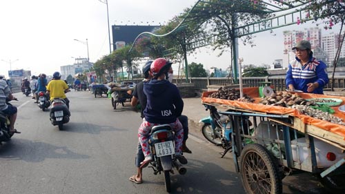 Vô tư lấn chiếm lòng lề đường ảnh 3